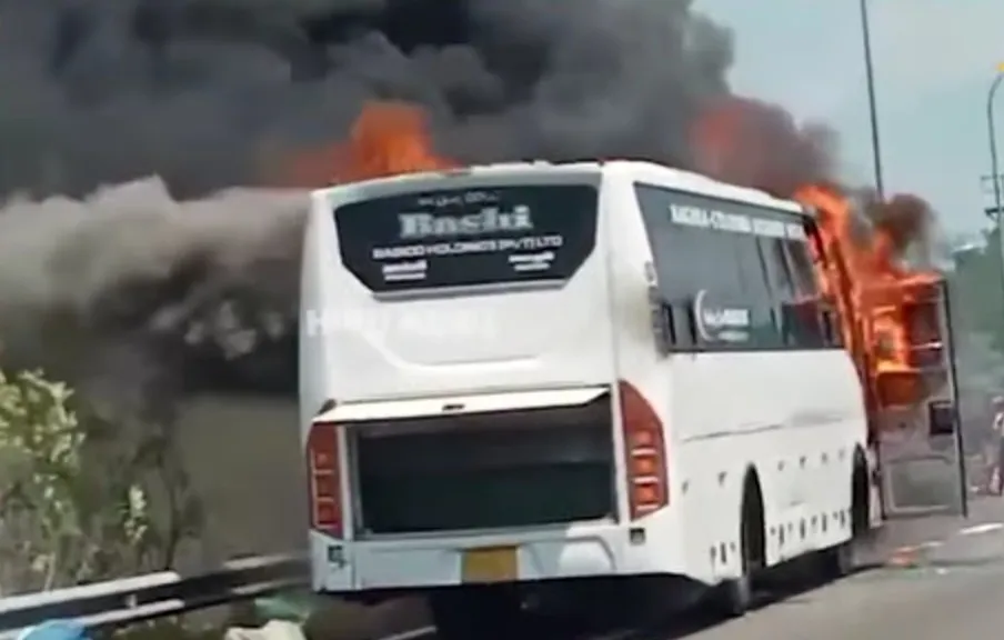 அதிவேக வீதியில் கதிர்காமம் சென்ற பேருந்து தீப்பற்றி எரிவு: பயணிகள் மயிரிழையில் உயிர் தப்பினர்!