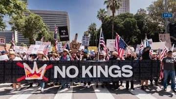 அமெரிக்காவை உலுக்கும் போராட்டம் - ட்ரம்ப் நிர்வாகத்திற்குப் பெரும் நெருக்கடி!